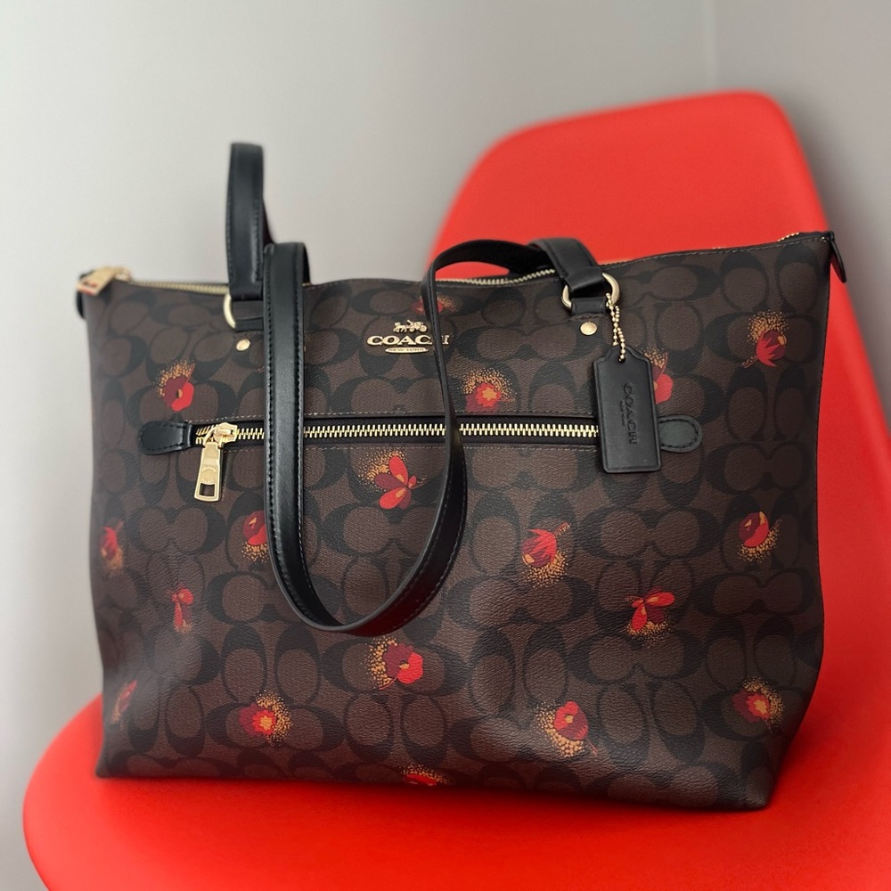 Coach Signature Gallery Tote